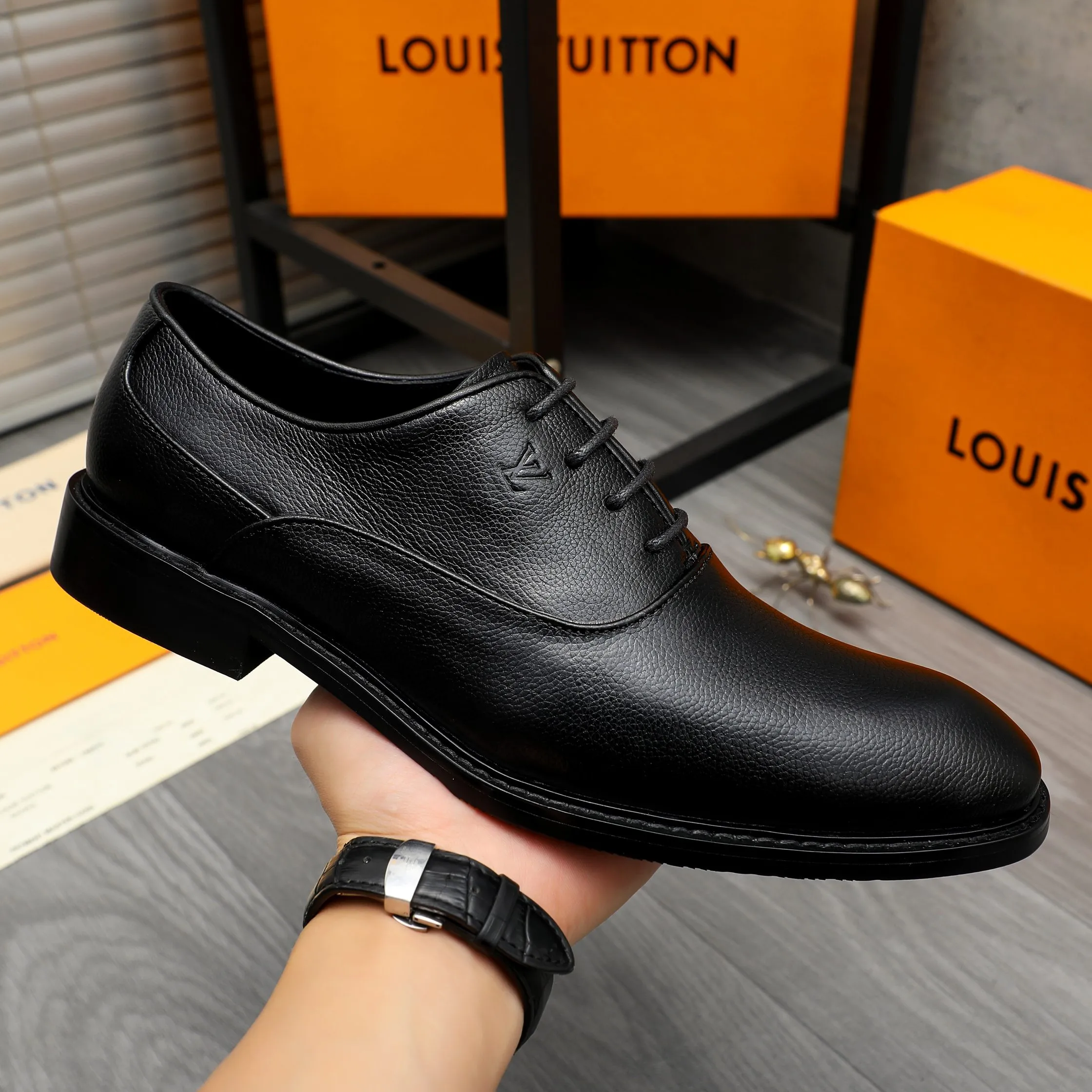 Men's shoes 💰p460 Product trademark: LV (Louis Vuitton) business lace-up formal leather shoes Regular size: 39-44 (38.45 custom-made, non-returnable) Product materials: Selected high-quality pebbled cowhide upper, cowhide lining, original rubber outsole